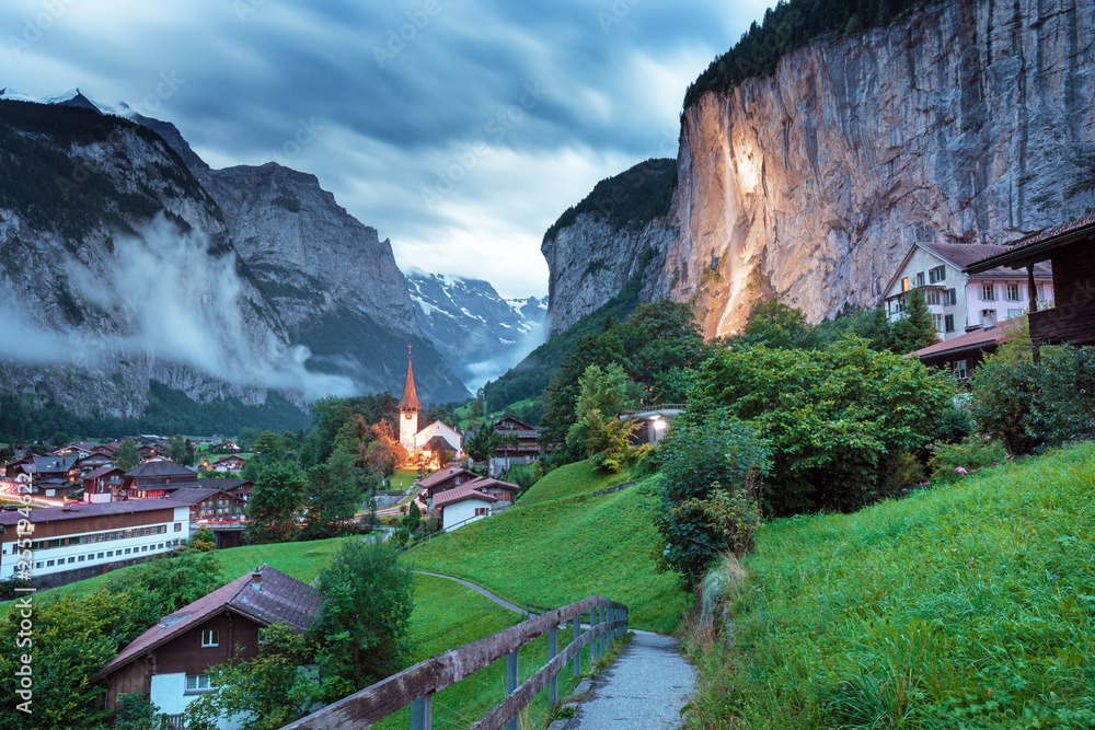 瑞士Lauterbrunnen，拥有著名教堂和Staubbach瀑布的令人惊叹的旅游高山村庄