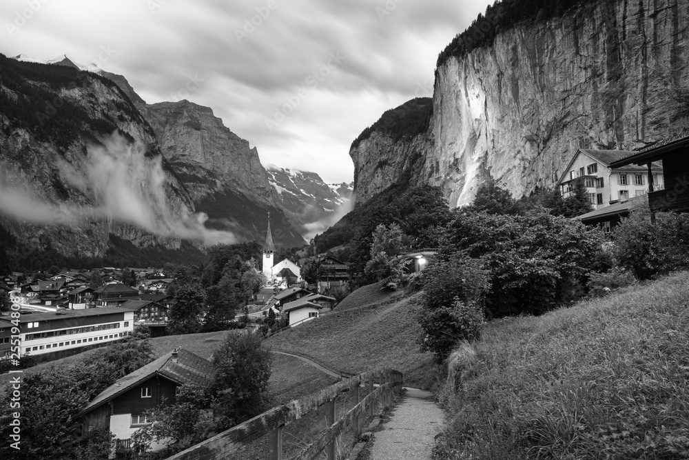 瑞士Lauterbrunnen，拥有著名教堂和Staubbach瀑布的令人惊叹的旅游高山村庄