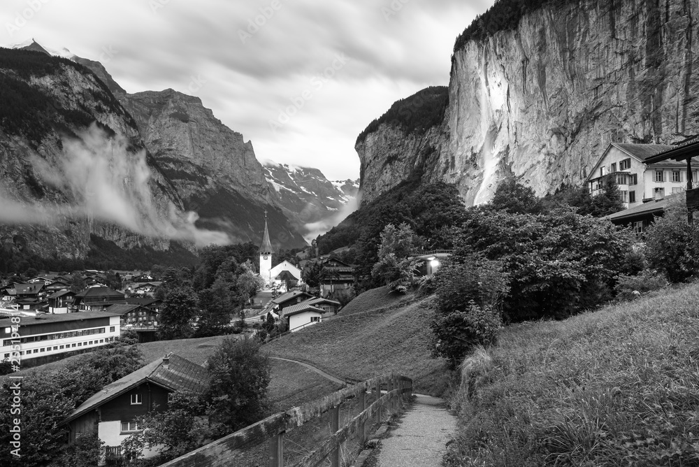 瑞士Lauterbrunnen，拥有著名教堂和Staubbach瀑布的令人惊叹的旅游高山村庄