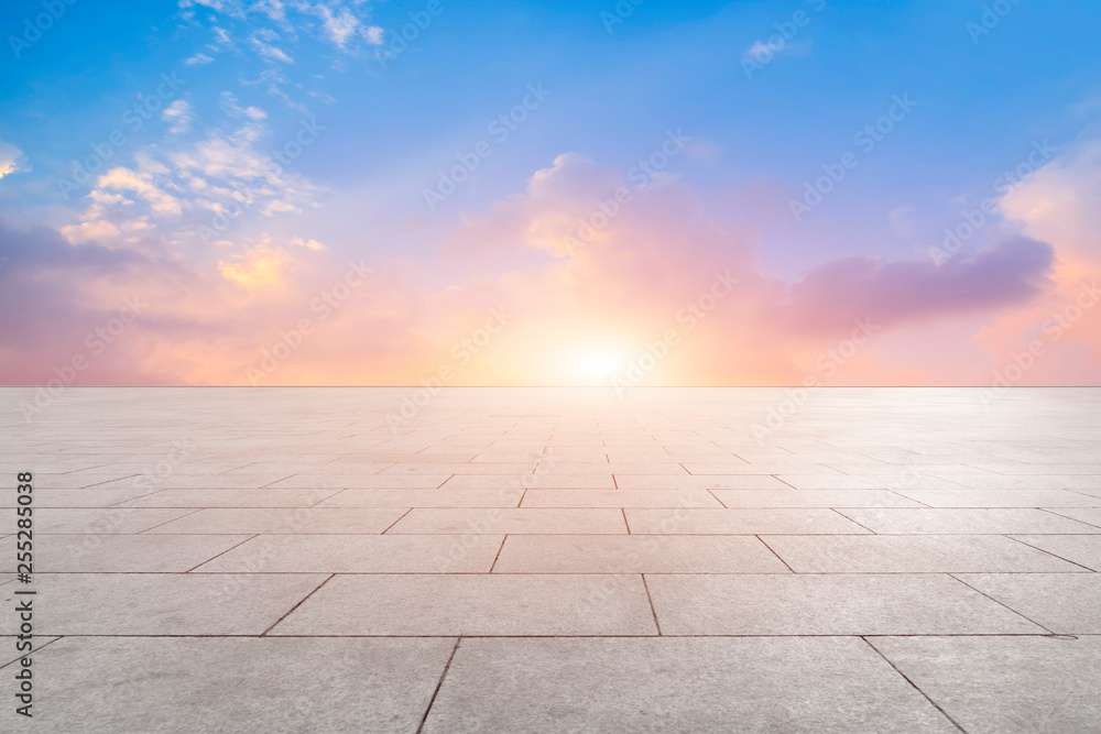 空旷的方形瓷砖和美丽的天空风景