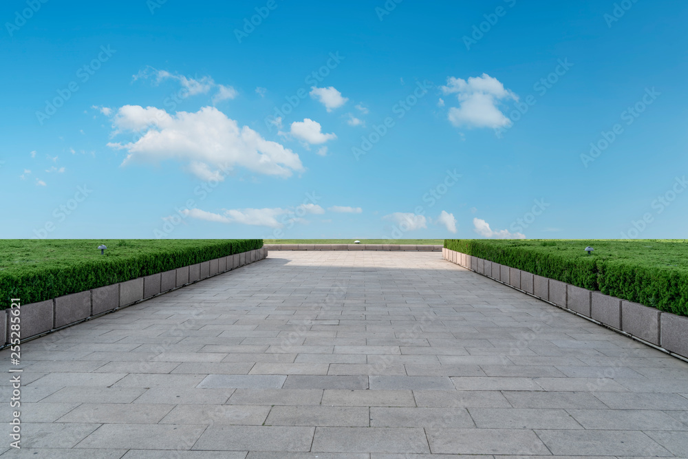 空旷的方形瓷砖和美丽的天空风景