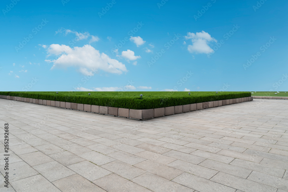 空旷的方形瓷砖和美丽的天空风景