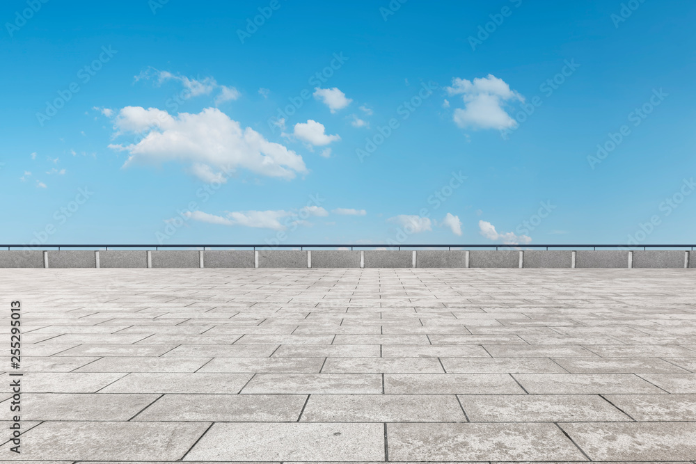 空旷的方形瓷砖和美丽的天空风景