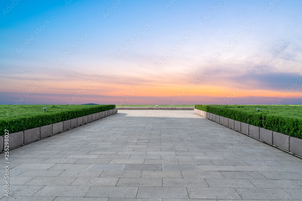 空旷的方形瓷砖和美丽的天空风景