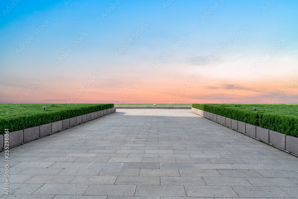 空旷的方形瓷砖和美丽的天空风景