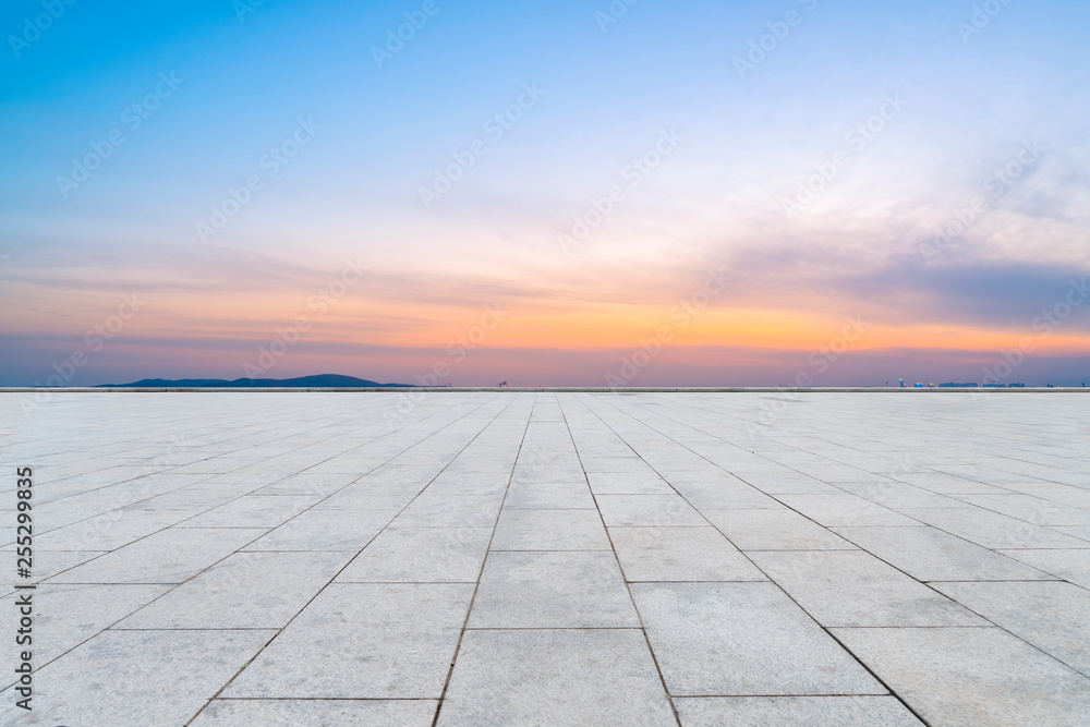 空旷的方形瓷砖和美丽的天空风景