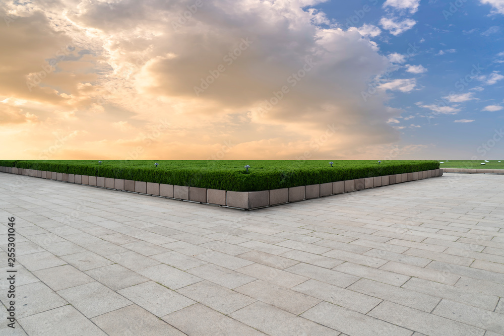 空旷的方形瓷砖和美丽的天空风景