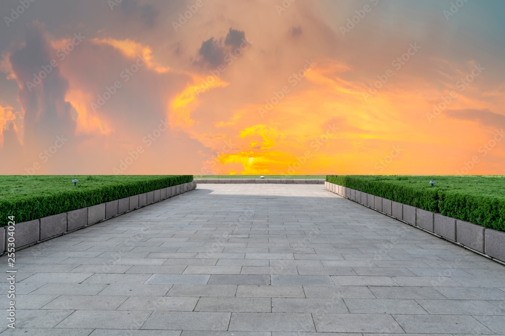 空旷的方形瓷砖和美丽的天空风景