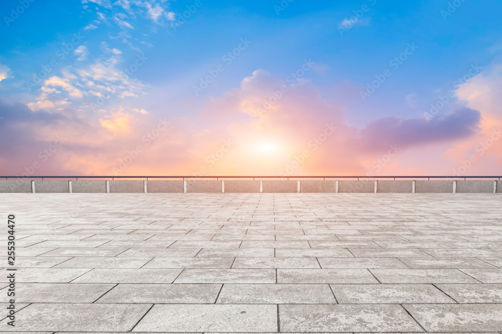 空旷的方形瓷砖和美丽的天空风景