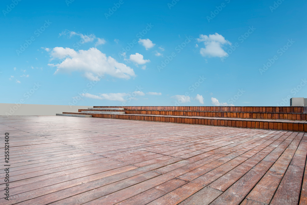 空旷的方形瓷砖和美丽的天空风景