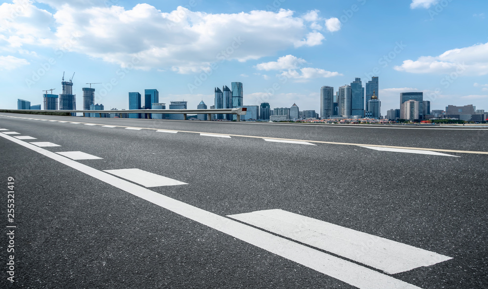 城市道路、公路和建筑天际线……