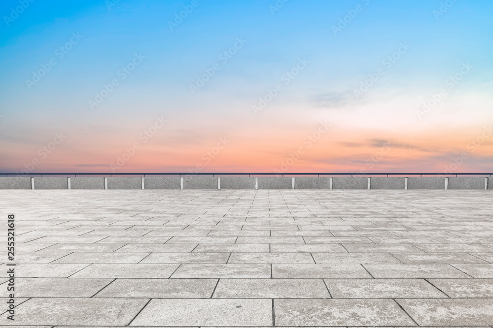 空旷的方形瓷砖和美丽的天空风景