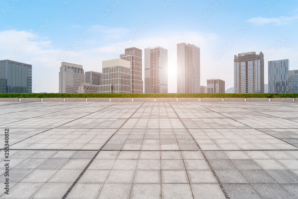 空着方形地砖的城市摩天大楼