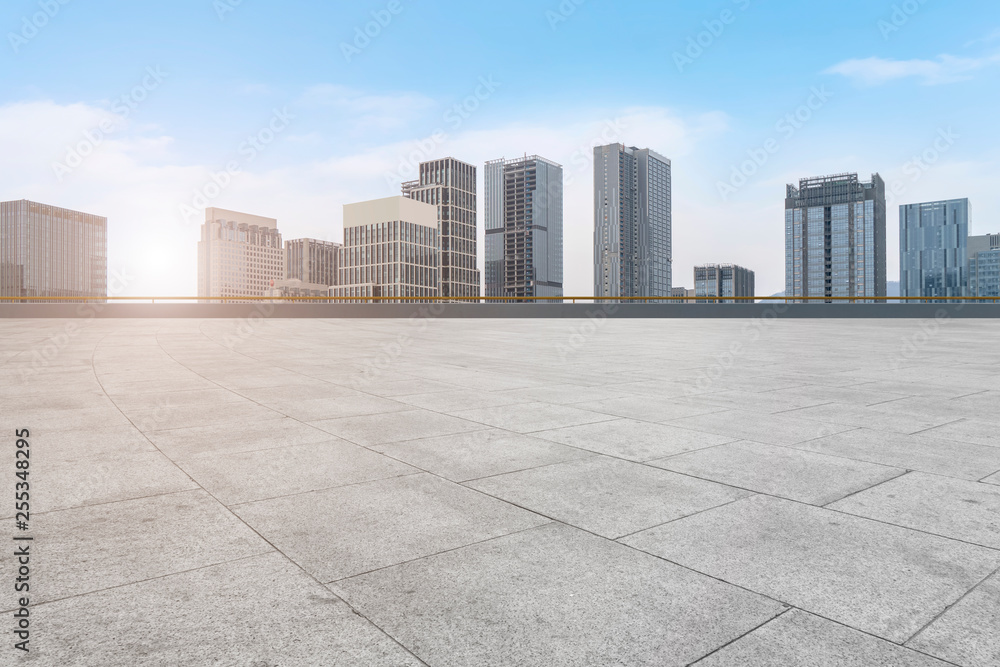 空着方形地砖的城市摩天大楼