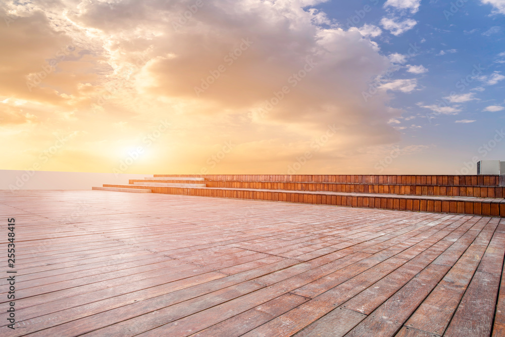 空旷的方形瓷砖和美丽的天空风景