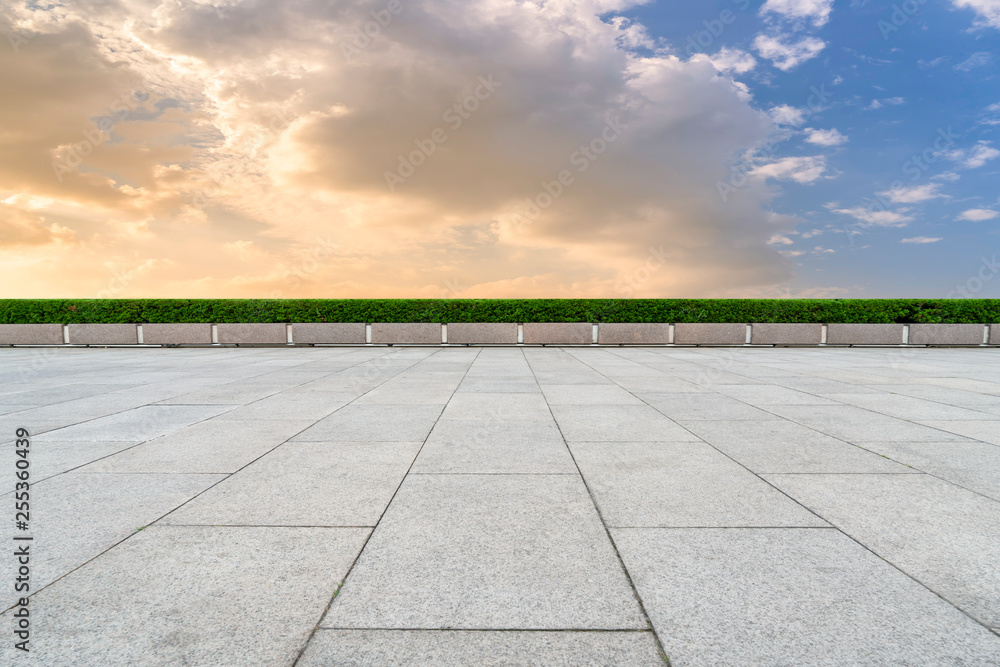 空荡荡的方块瓷砖和美丽的天空风景