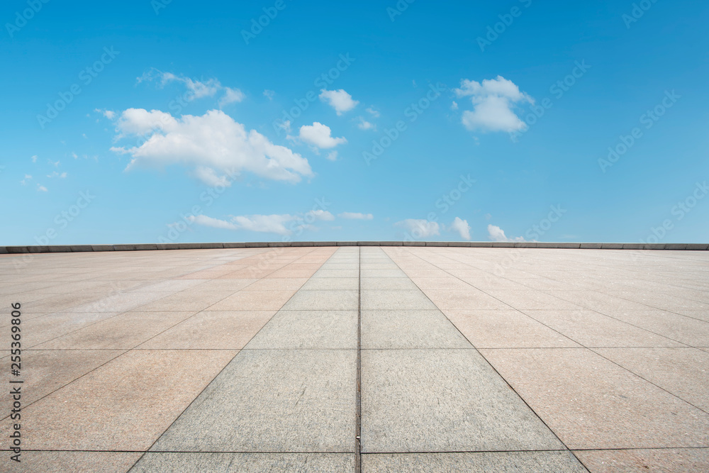 空荡荡的方块砖和美丽的天空风景