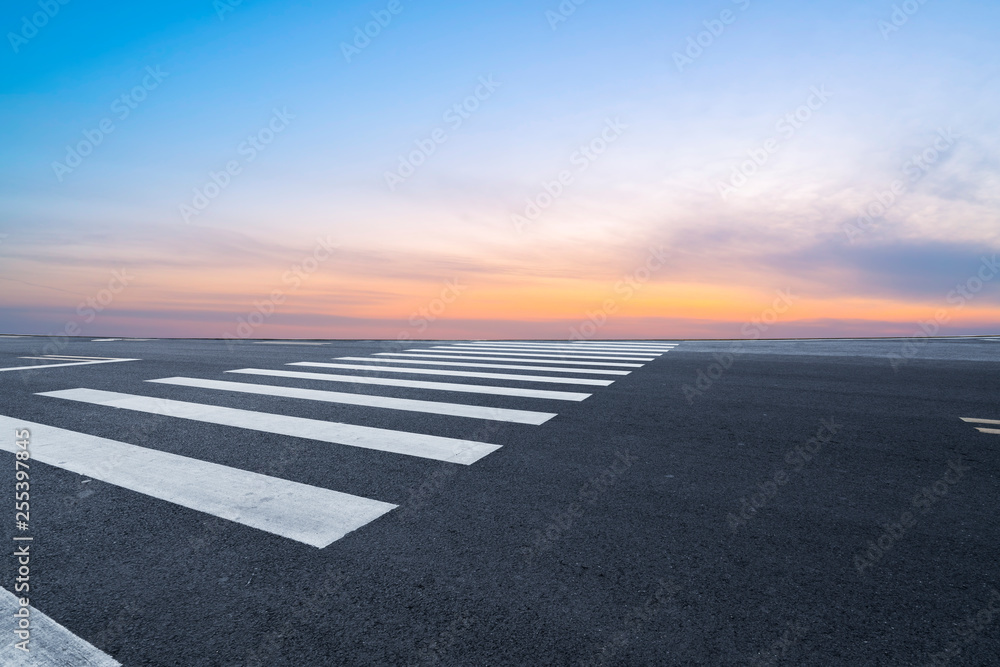 路面和天空云景观……