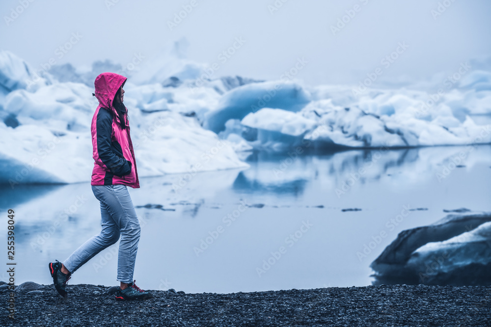 女旅行者前往冰岛美丽的Jokulsarlon冰川泻湖。Jokulsallon是一个著名的d