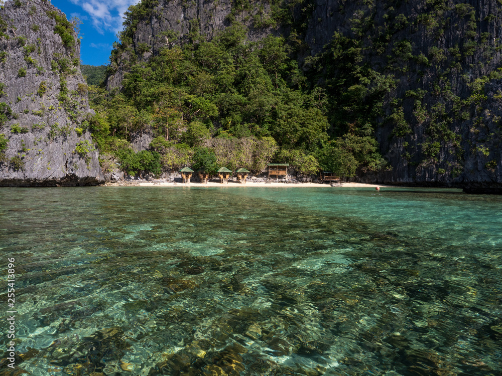 美丽的热带海湾。风景如画，有山地岛屿和蓝色泻湖，菲律宾巴拉望