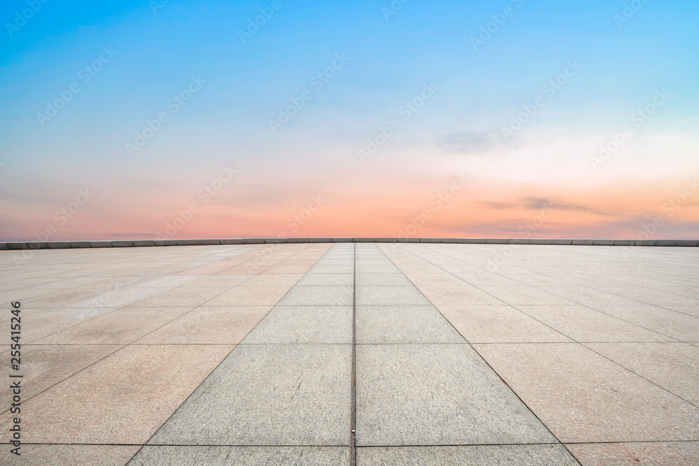 空旷的方形瓷砖和美丽的天空风景