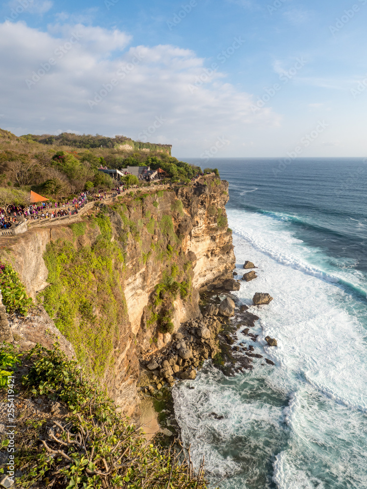 巴厘岛乌鲁瓦图令人惊叹的日落风景。印尼巴厘岛旅游。巴岛日落宁静