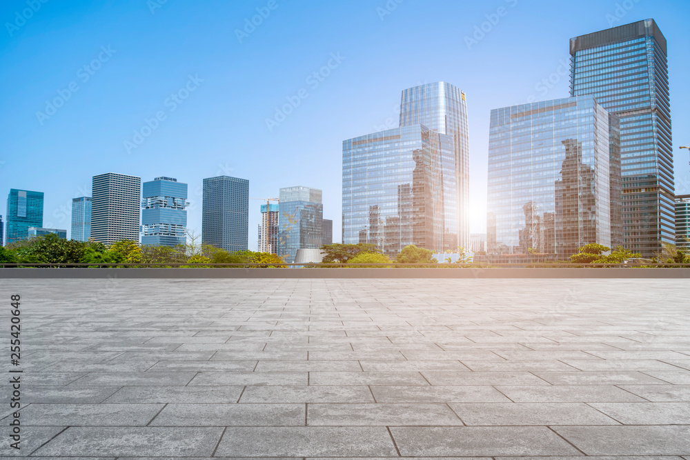 空着方形地砖的城市摩天大楼