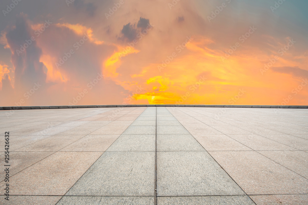 空旷的方块瓷砖和美丽的天空风景