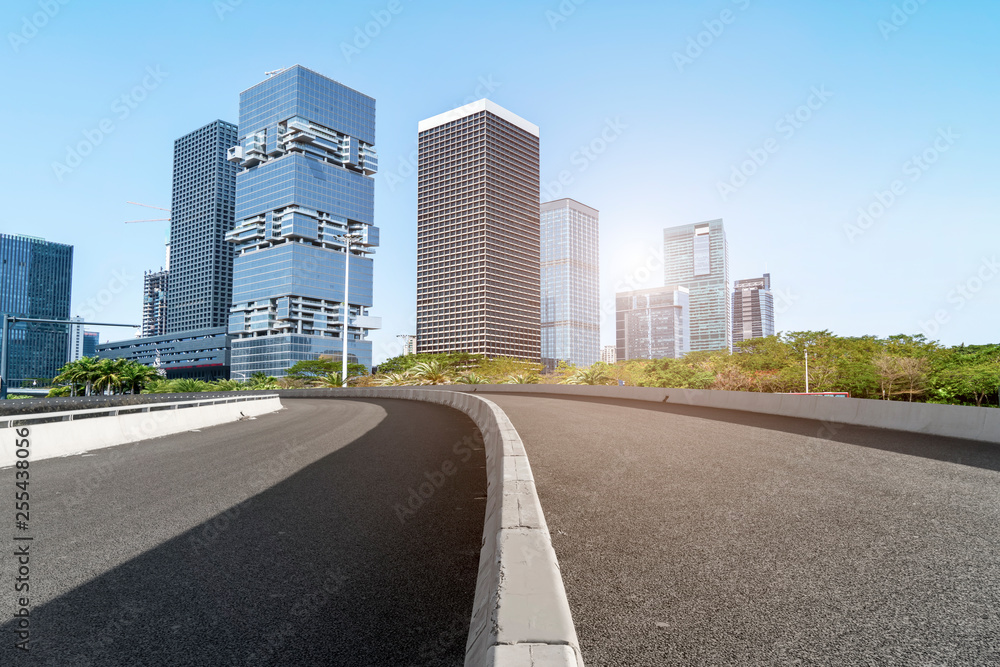 城市道路、公路和建筑天际线