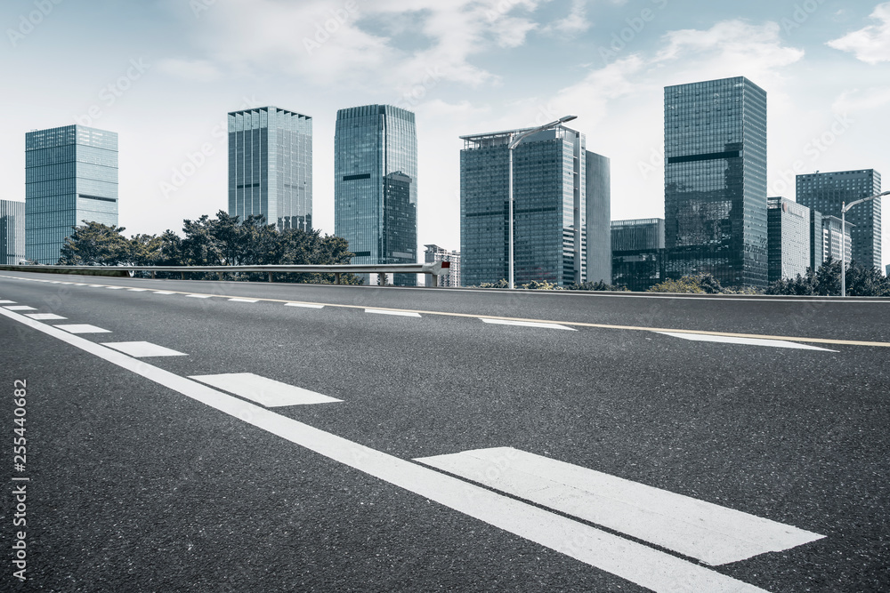 城市道路、公路和建筑天际线