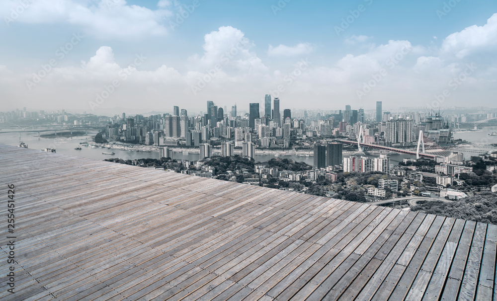 空着方形地砖的城市摩天大楼