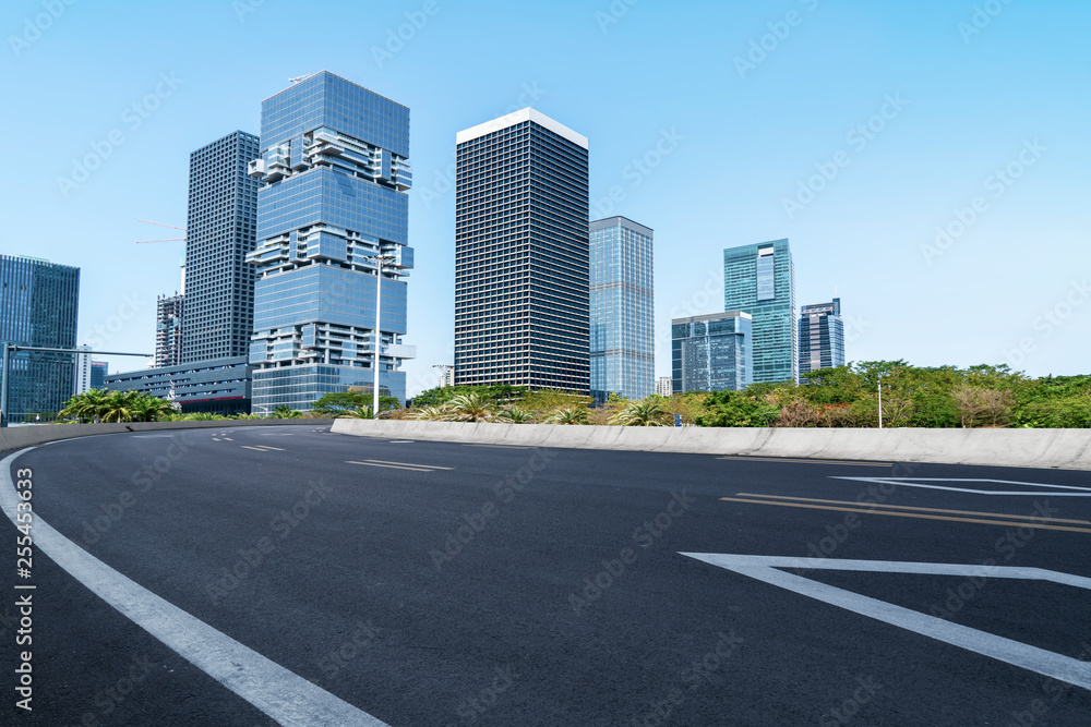 城市道路、公路和建筑天际线