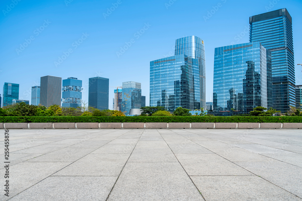 空着方形地砖的城市摩天大楼