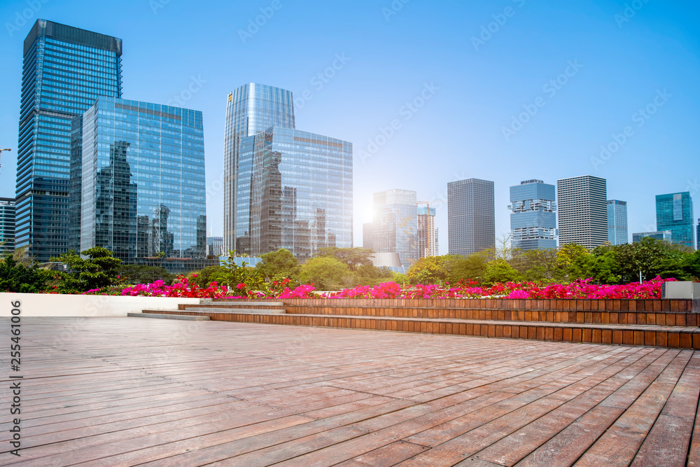 空着方形地砖的城市摩天大楼