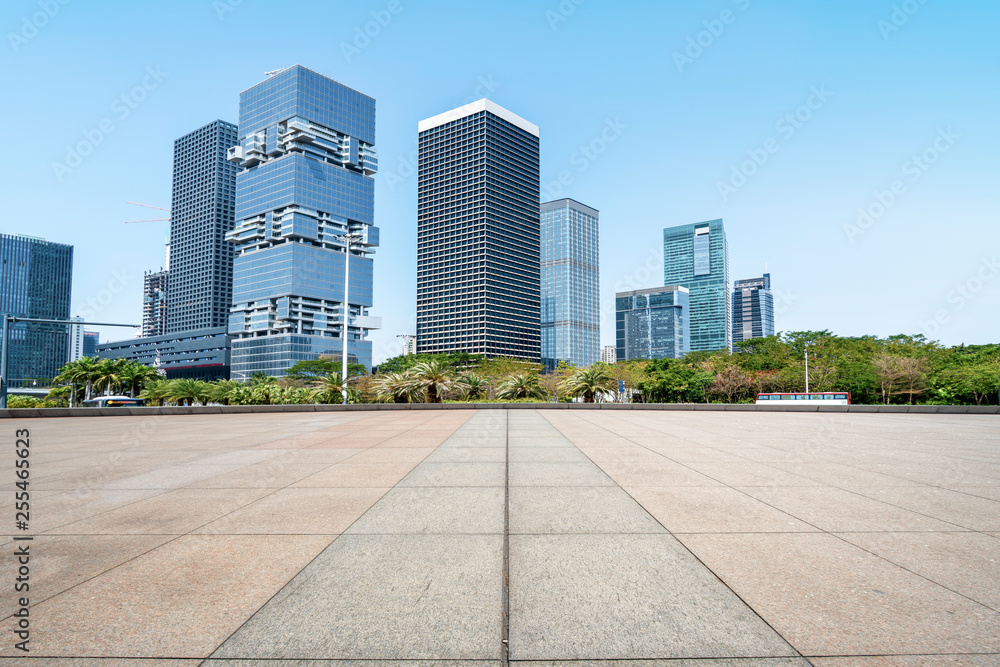 空着方形地砖的城市摩天大楼