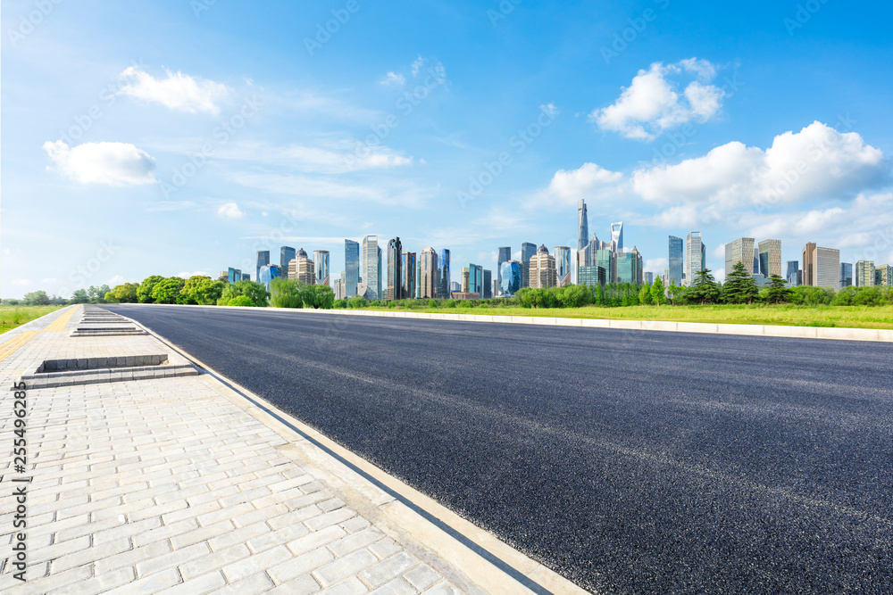 空柏油路的上海城市天际线和著名地标建筑