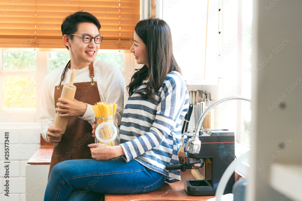 迷人的亚洲夫妇结婚，一家人一起准备美食晚餐，幸福而新鲜