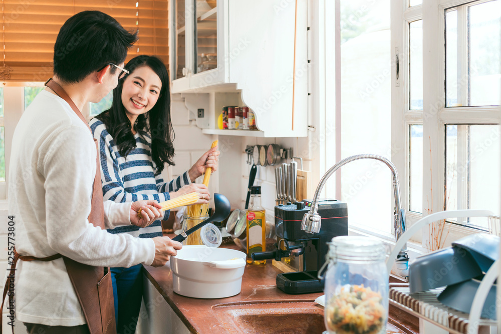 迷人的亚洲夫妇结婚，一家人一起准备美食晚餐，幸福而新鲜