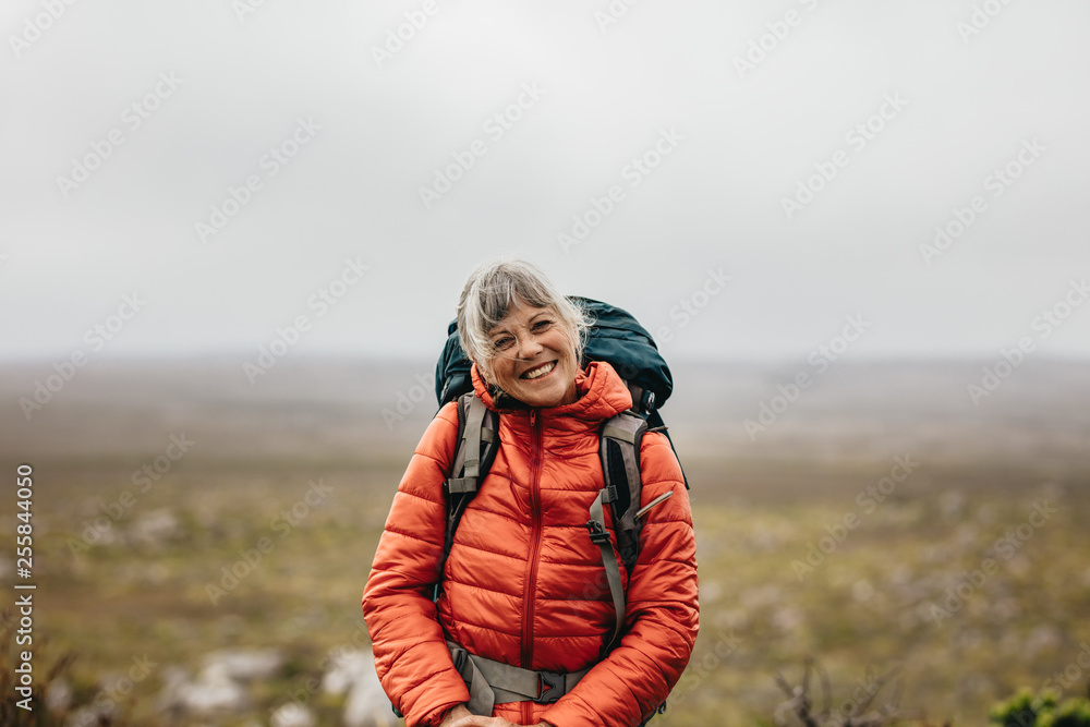 微笑的女性徒步旅行者肖像