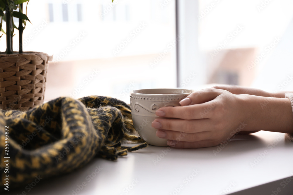 女人在家喝热茶，特写镜头