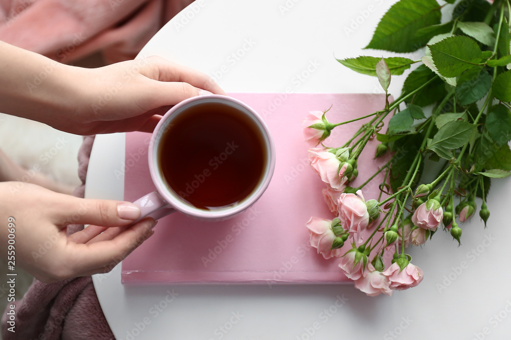 女人在家喝热茶，特写