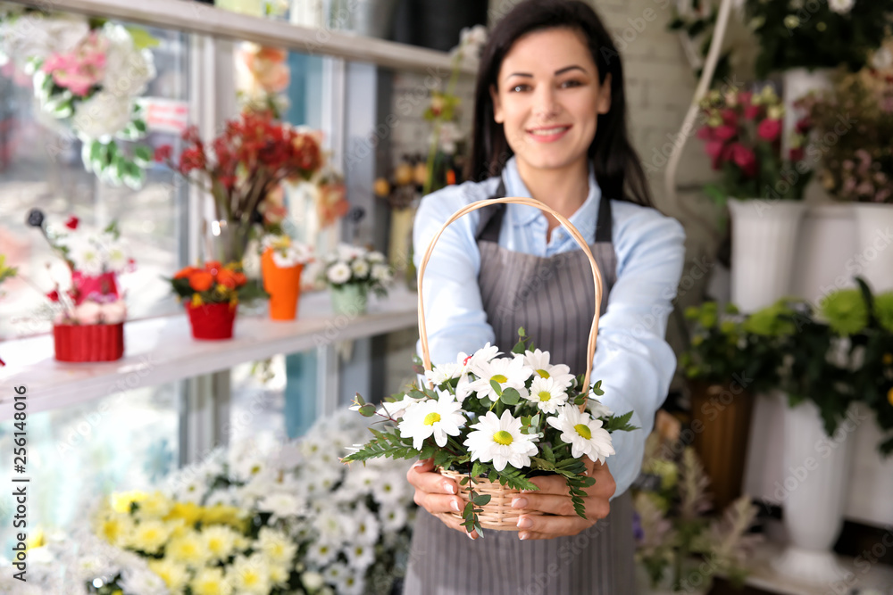 店里有漂亮花的女主人