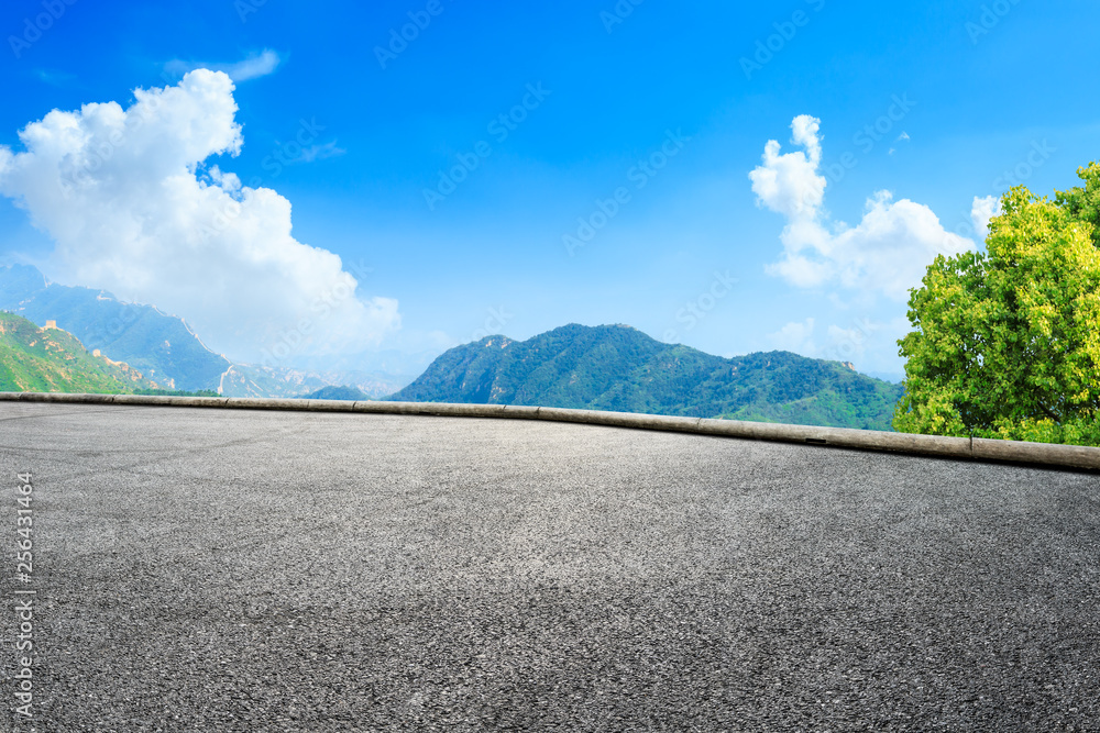 空旷的沥青路面和青山自然景观