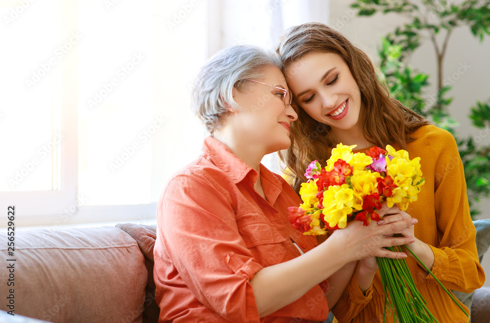 母亲节快乐！成年女儿献花祝贺年迈母亲节日