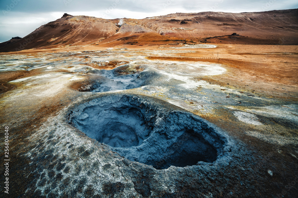 Hverir（冰岛语：Hverarond）是冰岛米瓦顿的地热区。Hverir是著名的旅游目的地。