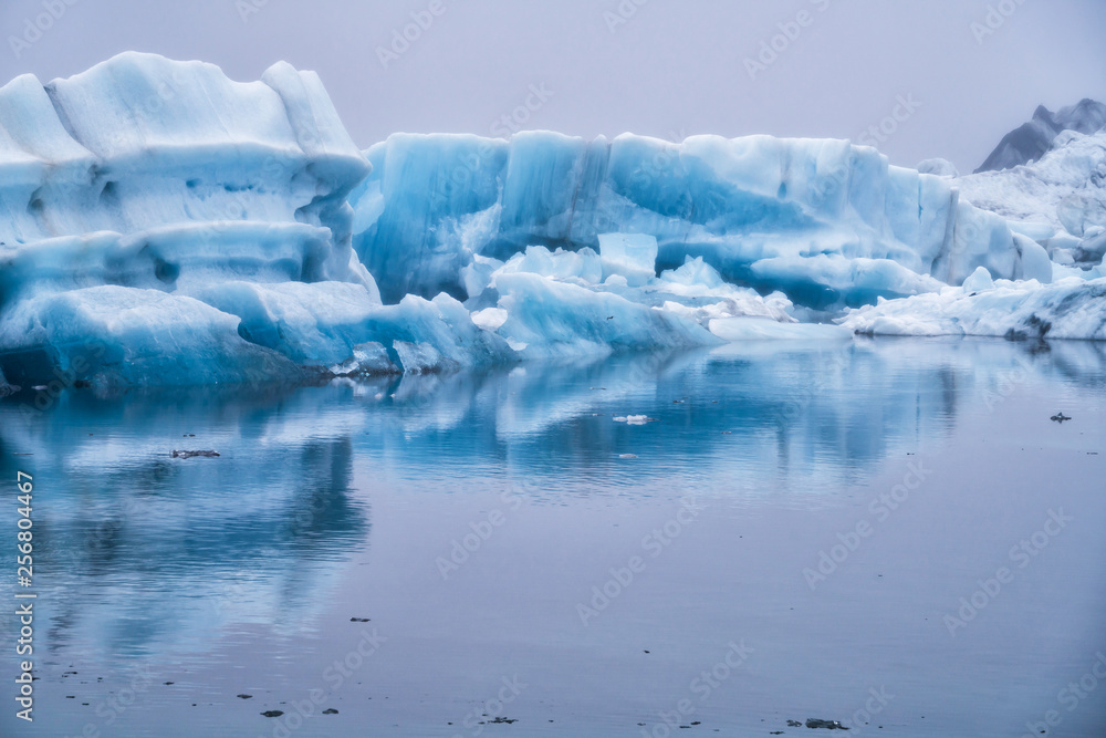 Jokursarlon的冰山冰岛美丽的冰川泻湖。Jokulsarlon是著名的旅游目的地