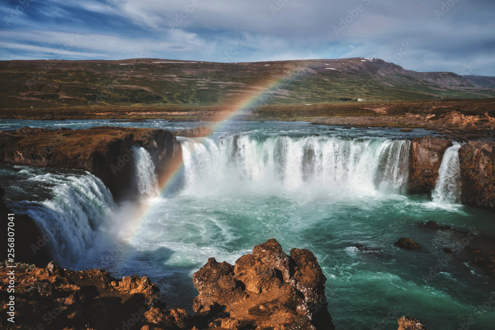 Godafoss（冰岛语：众神的瀑布）是冰岛著名的瀑布
1905183829,女人躺在海滩上享受。暑假概念，热带海滩上的性感女人