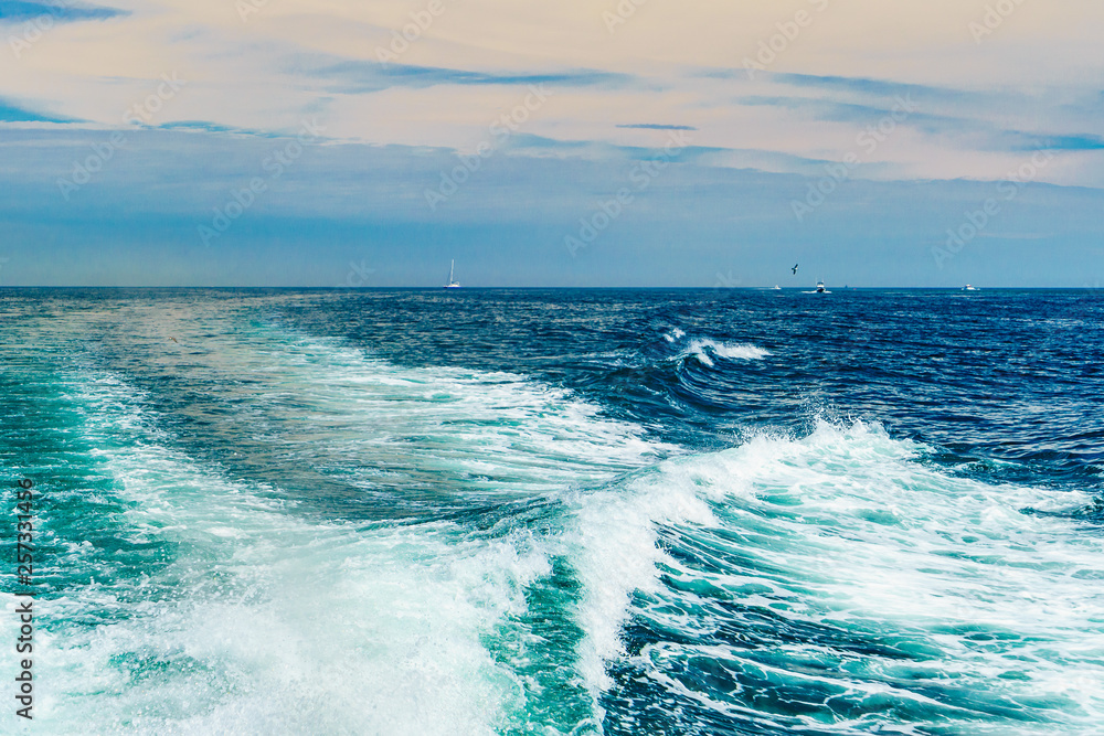 海水泡沫船在海洋中的轨迹水的纹理。海景海洋旅行鳕鱼角Massachusett