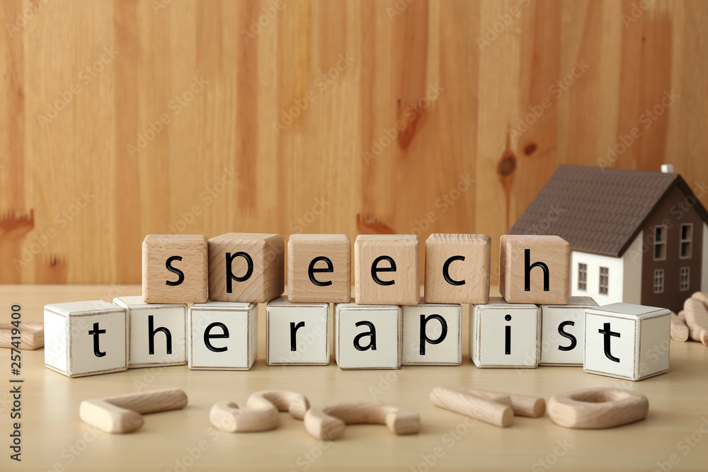 立方体在桌子上形成文本SPEECH THERAPIST