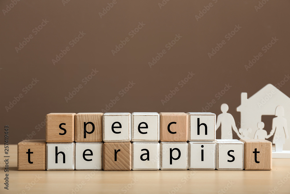 立方体在桌子上形成文本SPEECH THERAPIST